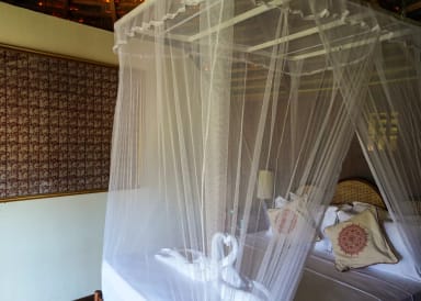 Vue de la Lodge Rouge avec lit queen size.